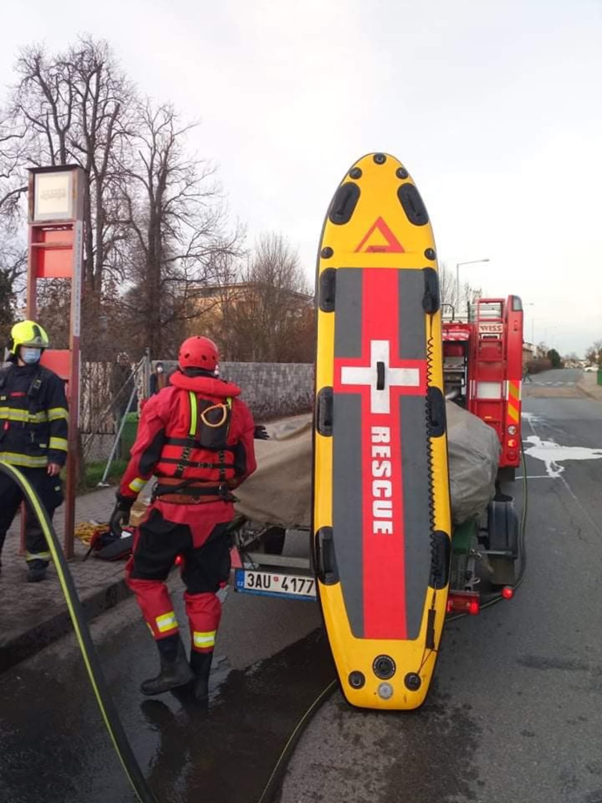 Hasiči v Praze zachránili chlapce uvízlého v bahně.