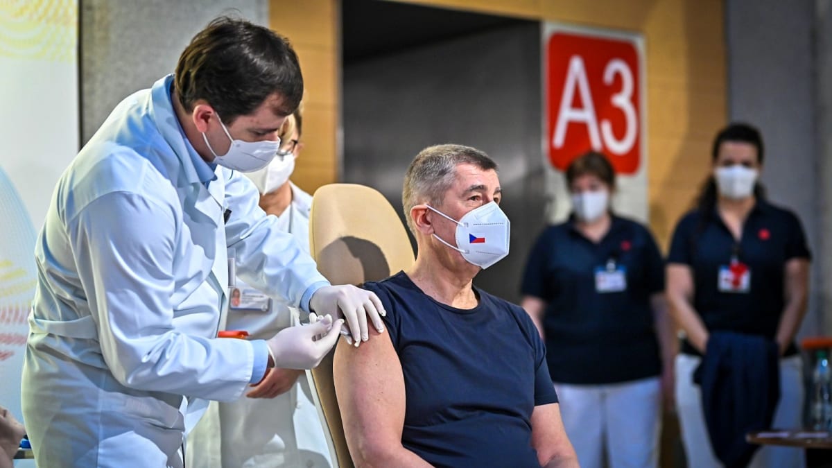 Premiér Andrej Babiš (ANO) chce rychlejší vakcinaci třetí dávkou pro lidi mladší 50 let. Sám již třetí dávku má.
