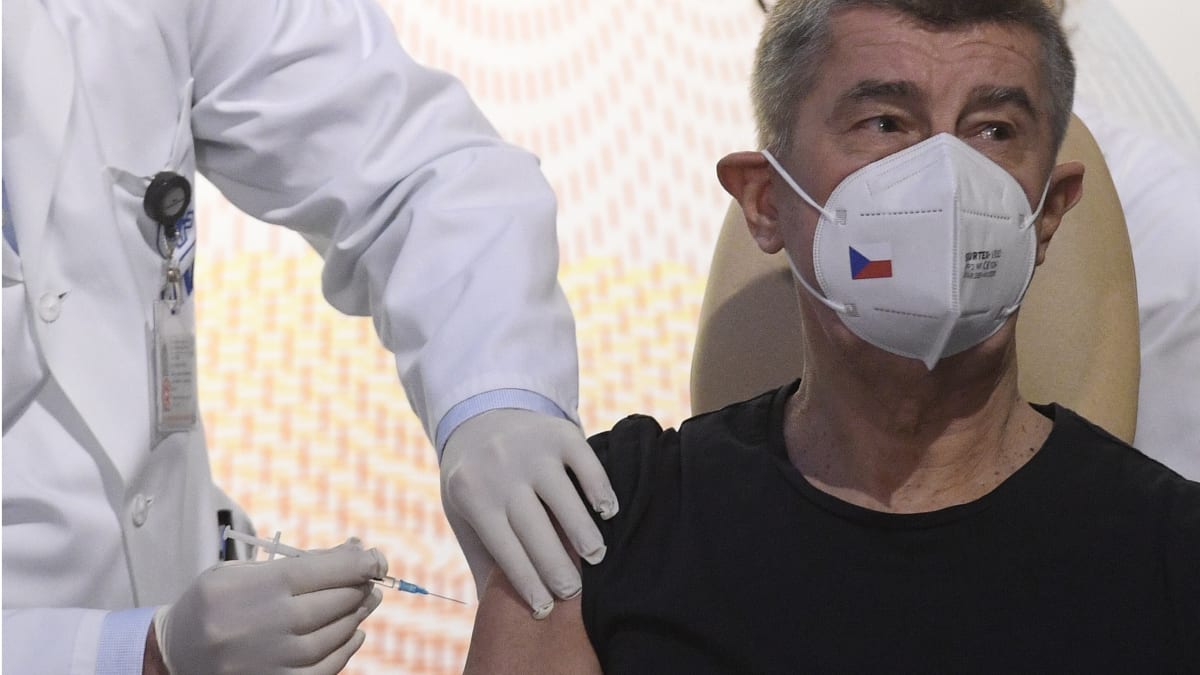 Premiér Andrej Babiš se nechal očkovat proti covidu