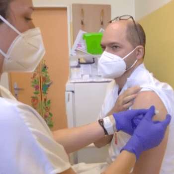Očkování proti covidu už v Česku podstupují například zdravotníci.
