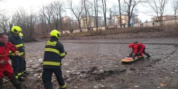 Chlapec, kterého hasiči zachránili z bahna, předtím sám pomohl ven uvízlé holčičce
