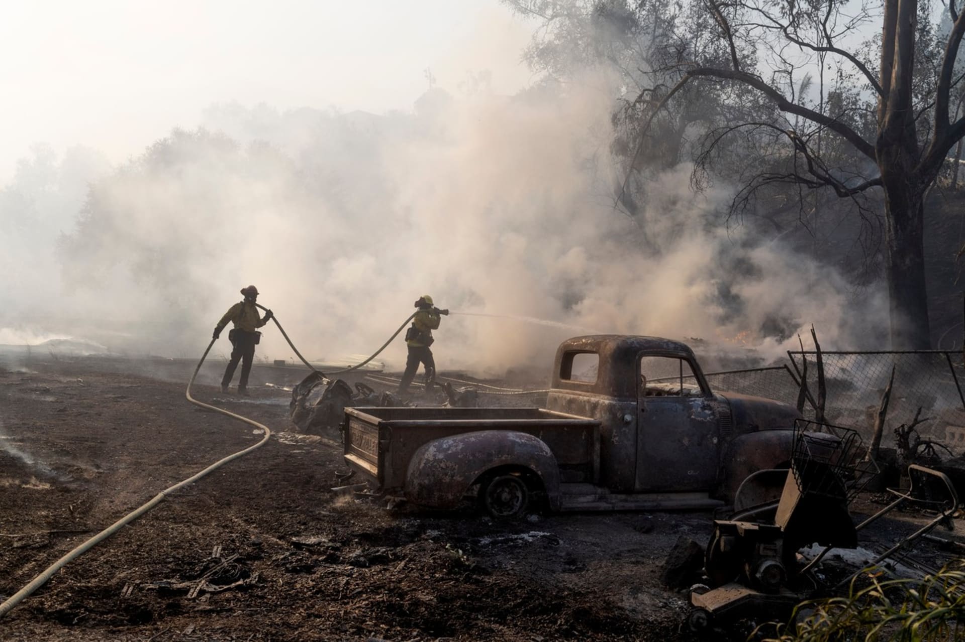 Požáry Kalifornii sužují i v prosinci.
