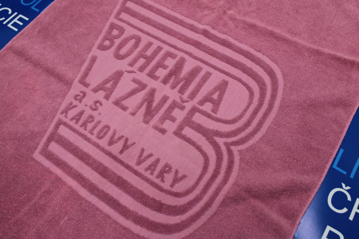 Dítě bylo zabaleno do růžového ručníku s nápisem Bohemia Lázně a. s. Karlovy Vary.