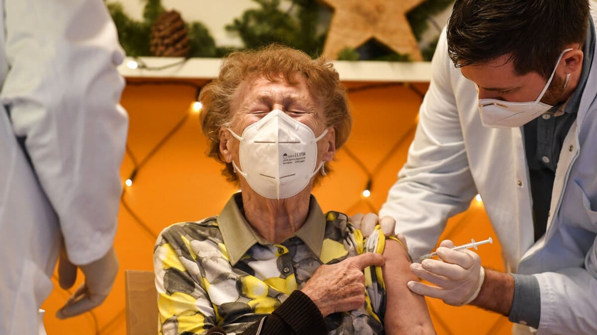 Seniorka z pečovatelského domu v Kolíně nad Rýnem podstoupila v neděli očkování proti COVID-19 vakcínou od společností Pfizer a BioNTech.