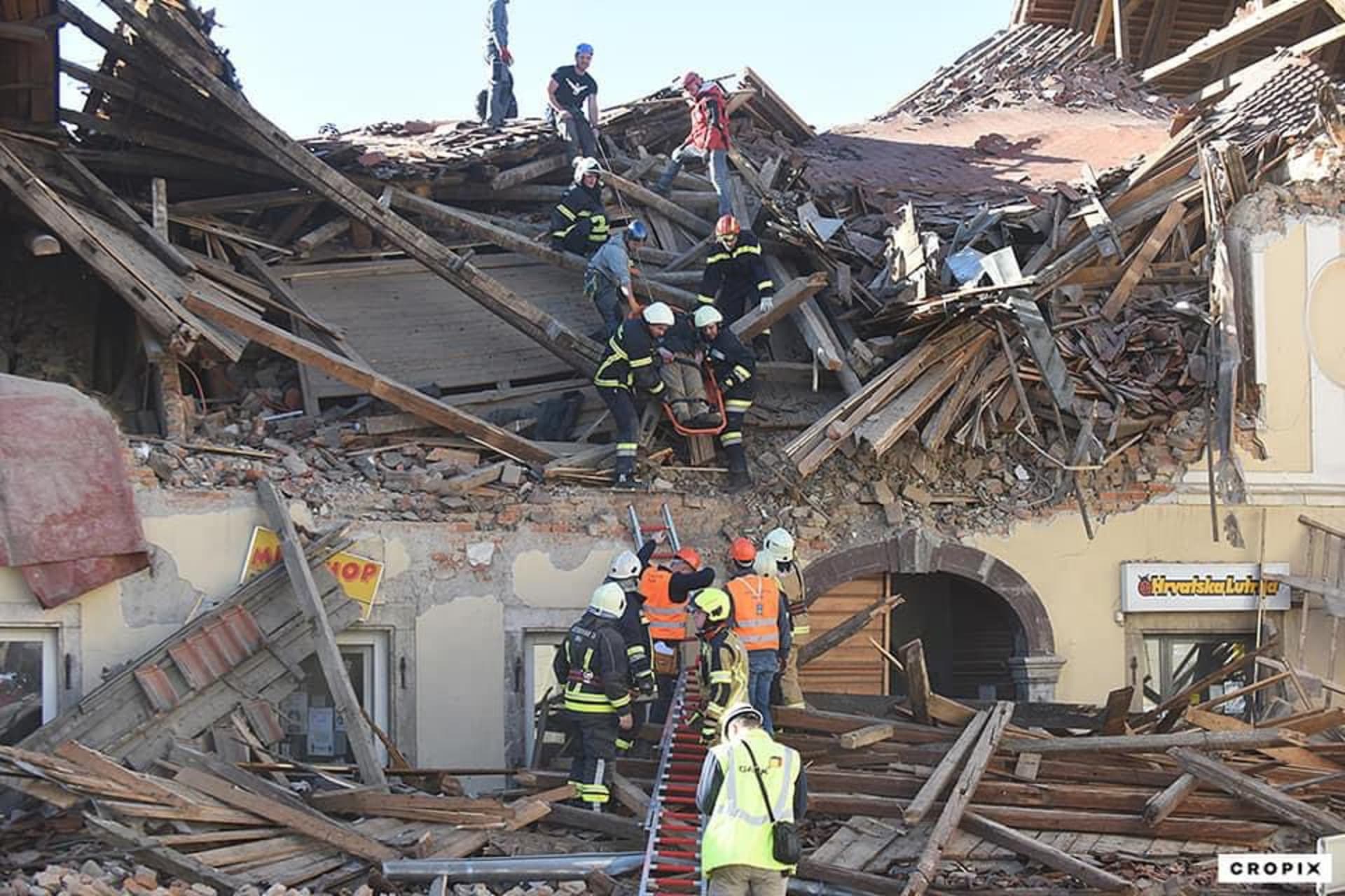 Nejvíce postižená jsou města Sisak a Petrinja, která zasáhlo zemětřesení už v pondělí.