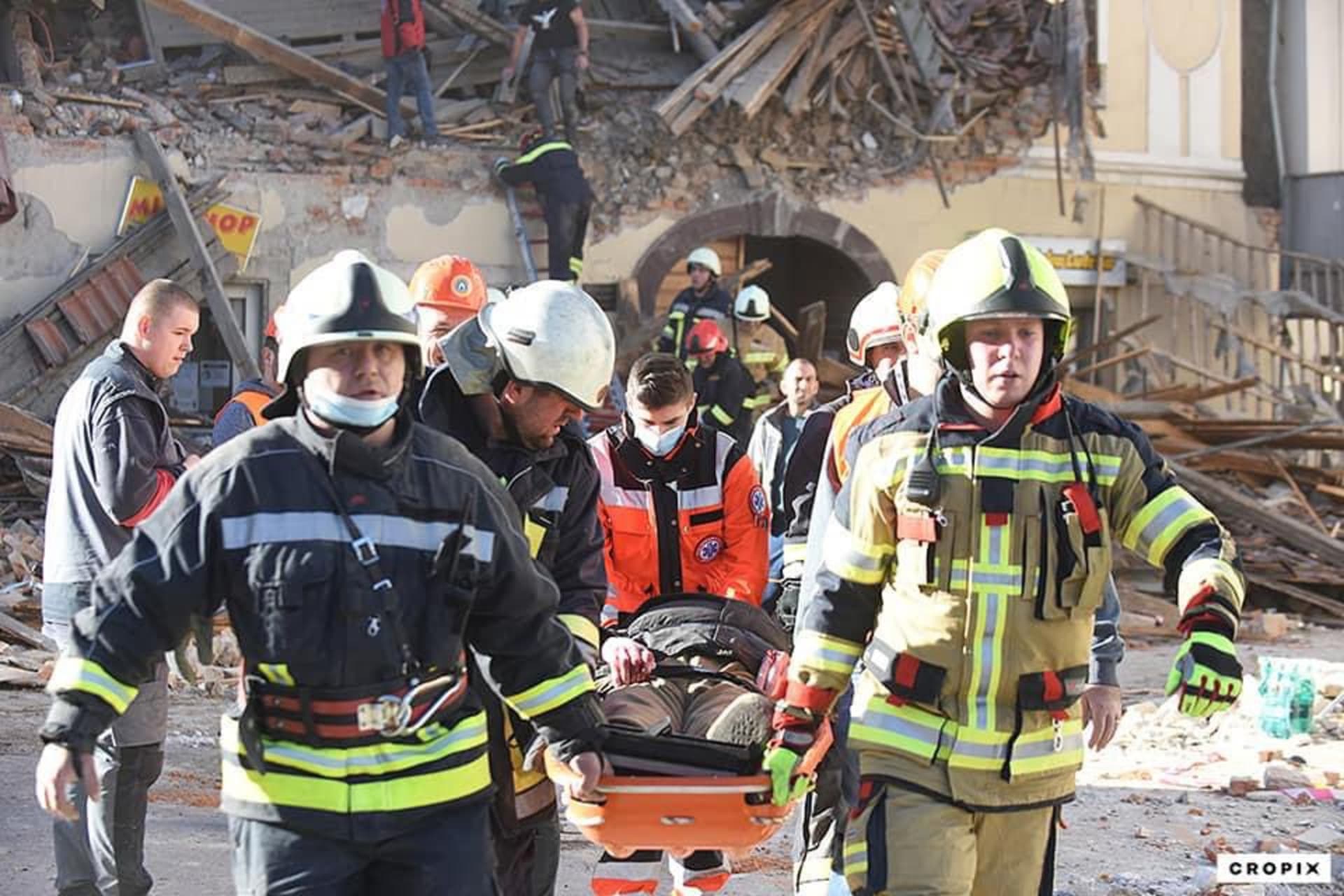 Podle zpráv médií si zemětřesení již vyžádalo nejméně sedm obětí.