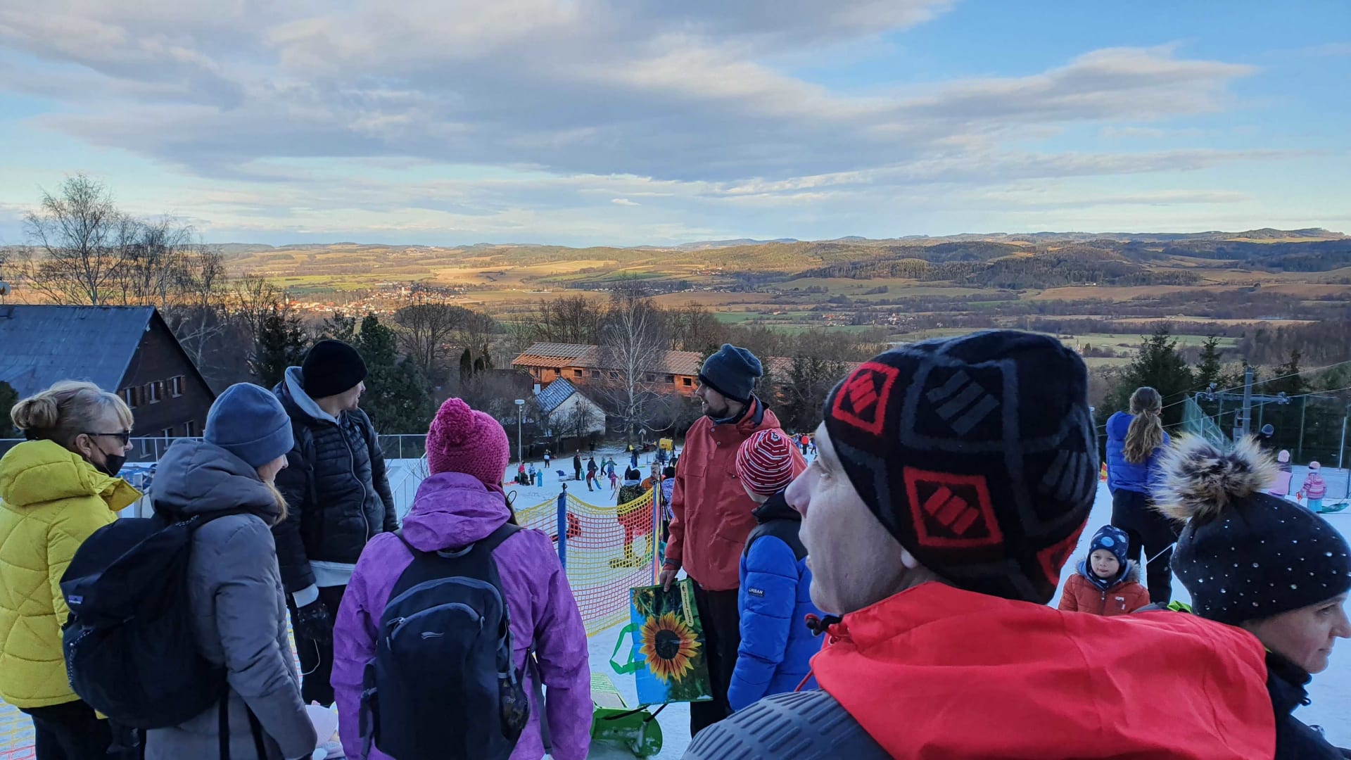 Lidé ve skiareálu Monínec na konci prosince 2020 obsadili sjezdovku alespoň na bobech.