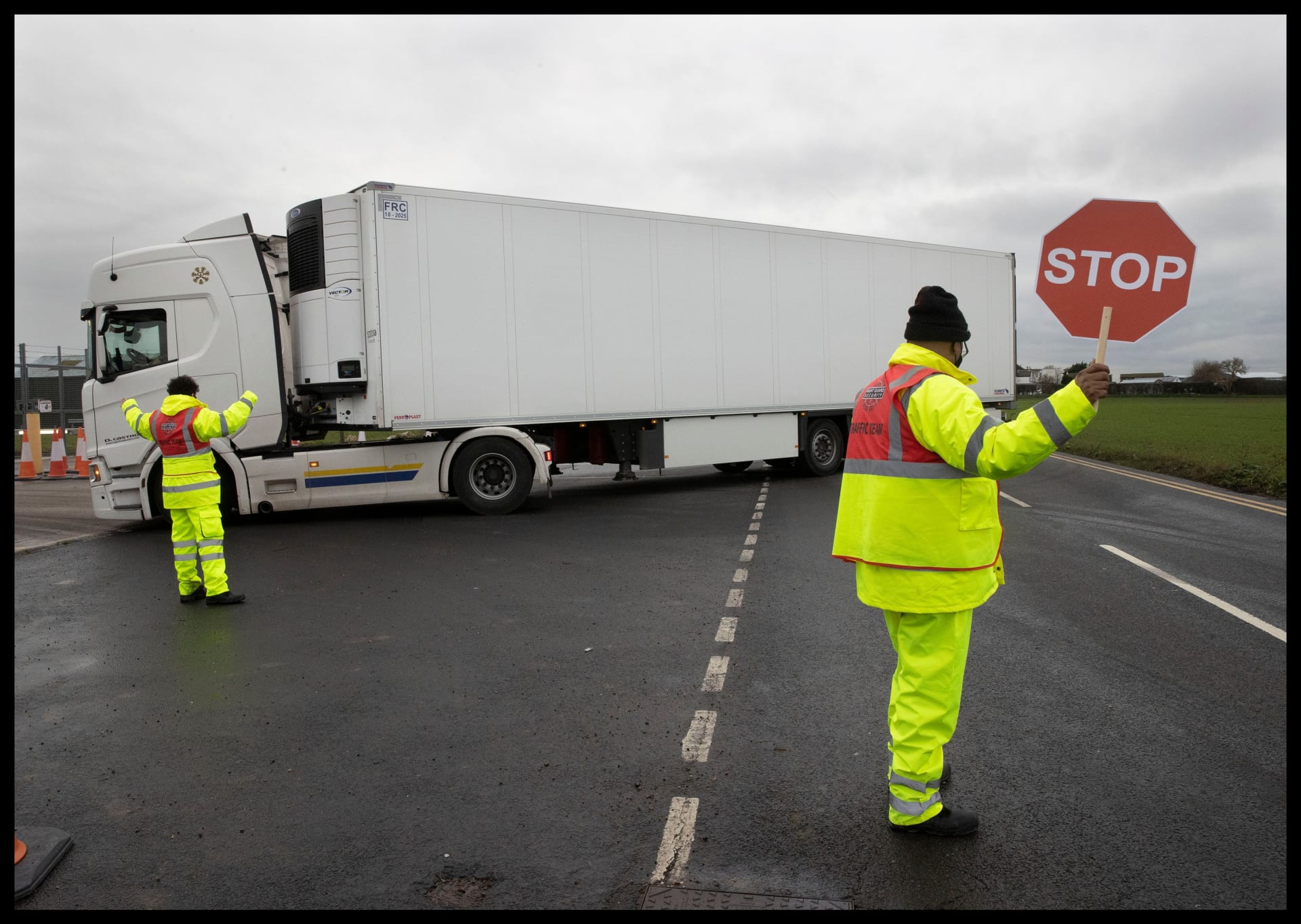 Klasický obrázek pro řidiče kamionu, kteří se chtěli přes svátky dostat do přístavu v jihoanglickém Doveru. 