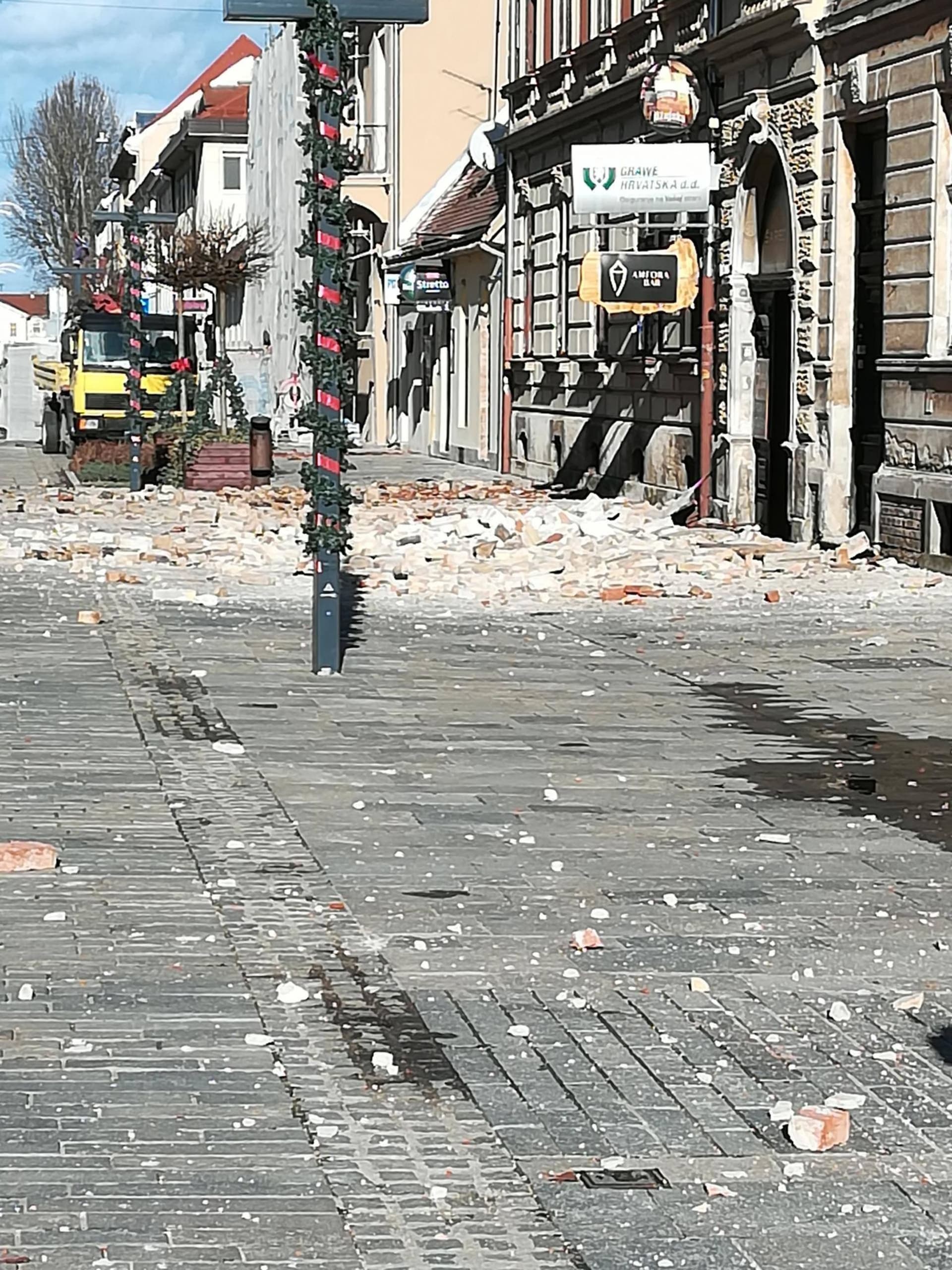Nejvíce postižená jsou města Sisak a Petrinja, která zasáhlo zemětřesení už v pondělí.
