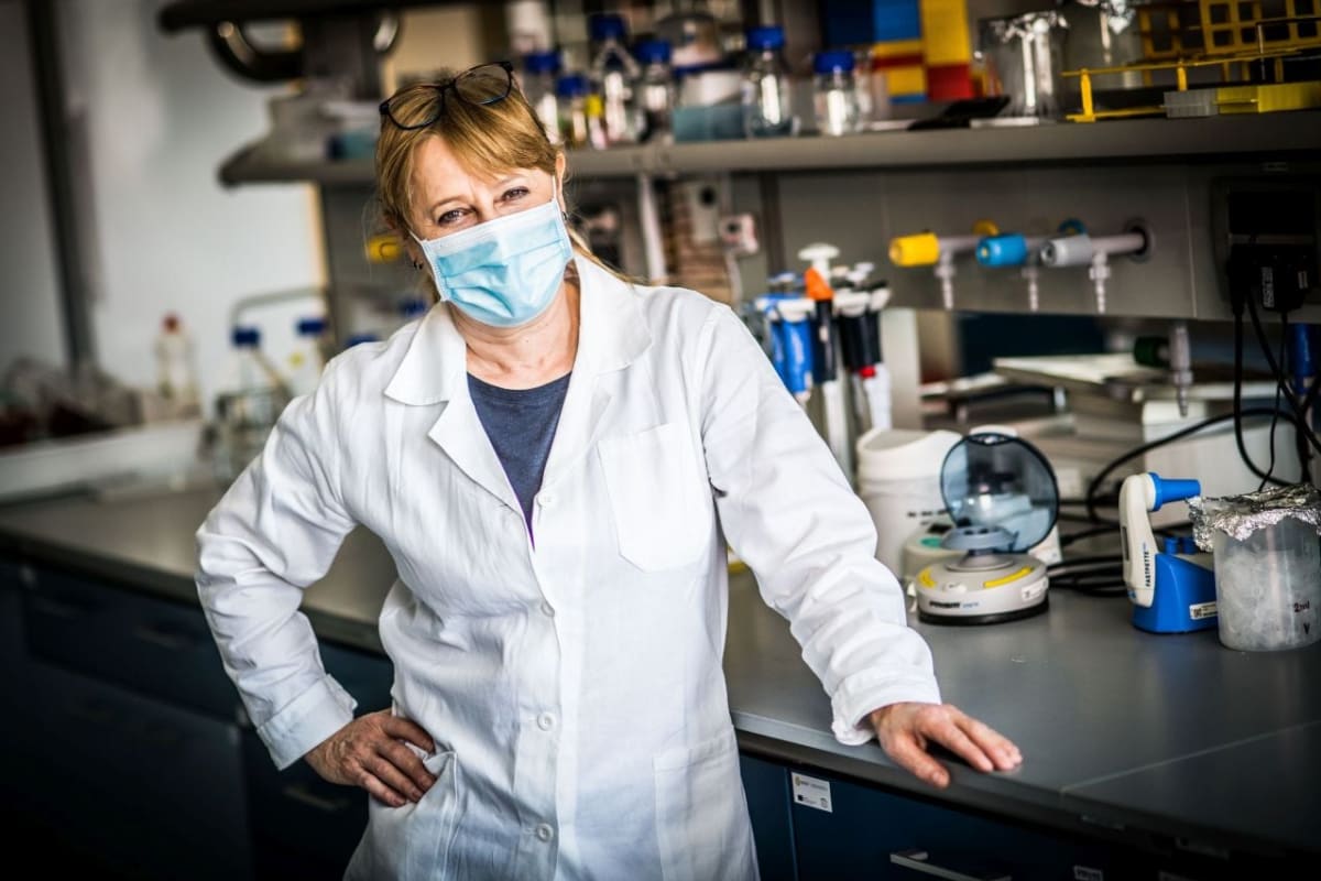 Ruth Tachezy z laboratoře BIOCEV ve Vestci se podílí na vývoji LAMP testů ze slin. Zdroj: BIOCEV