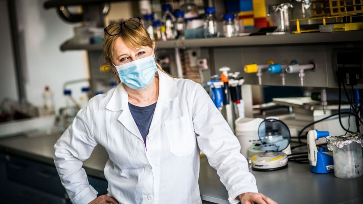 Ruth Tachezy z laboratoře BIOCEV ve Vestci se podílí na vývoji LAMP testů ze slin. Zdroj: BIOCEV