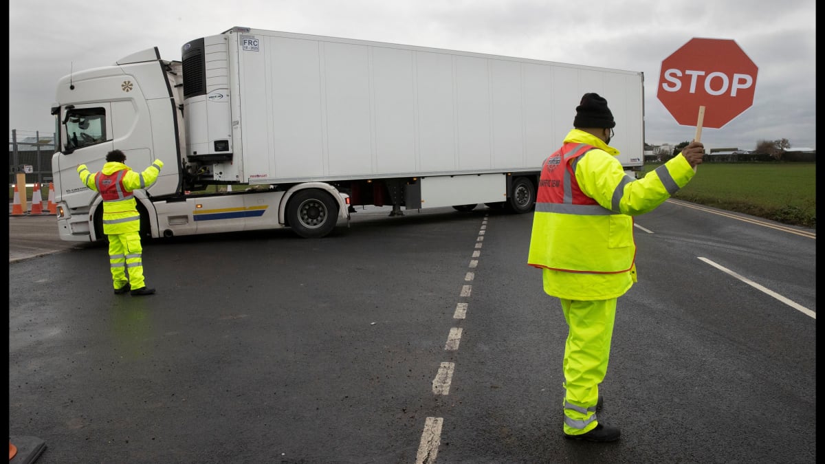 Klasický obrázek pro řidiče kamionu, kteří se chtěli přes svátky dostat do přístavu v jihoanglickém Doveru. 