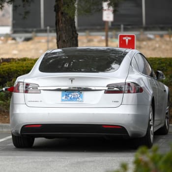 Tesla Model S připojený k nabíjecímu panelu.
