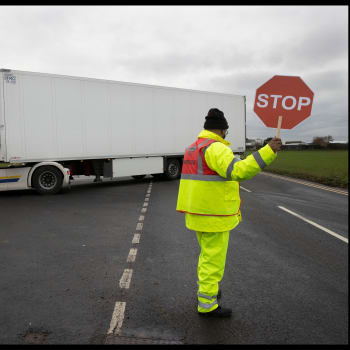 Kamiony museli pracovníci otáčet ještě před přístavem v Doveru