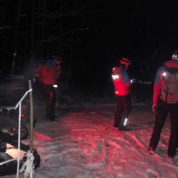 Záchranáři pátrali po ženě ve tmě a mraze.