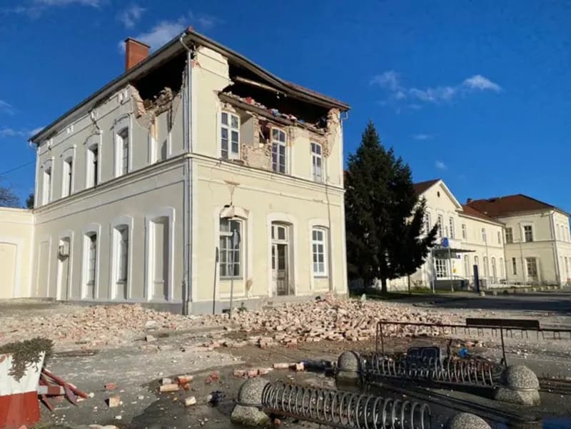 Ve městě Petrinja je poškozena víc než stovka budov.