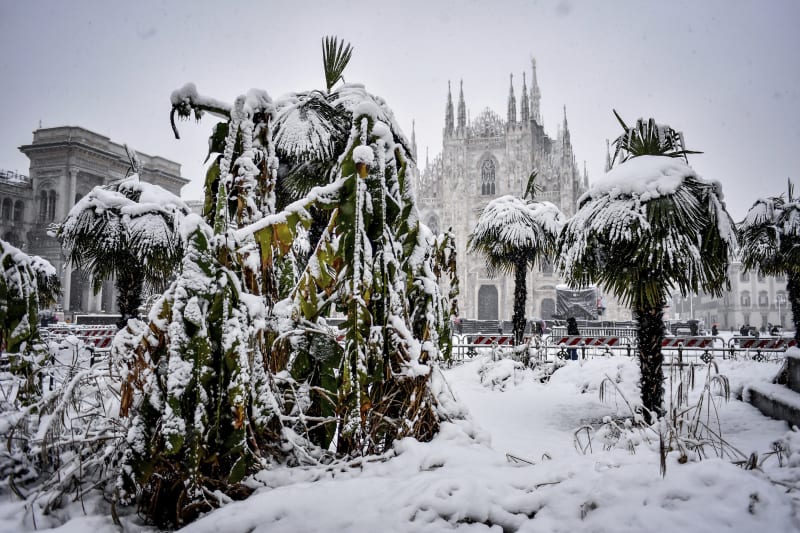 Italský Milán zasypal sníh. Padaly stromy i markýzy kaváren.