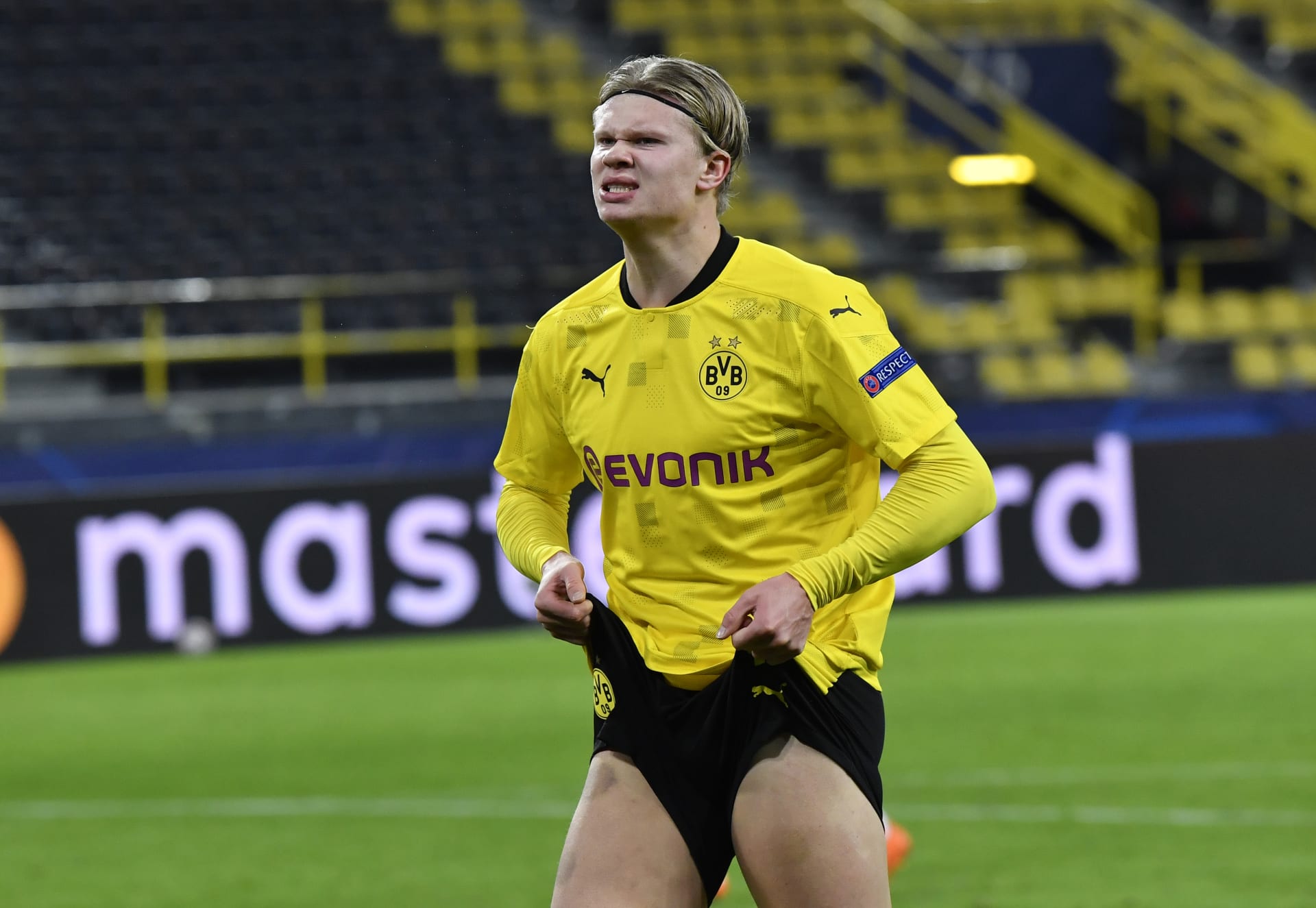 Erling Braut Håland v dresu Borussie Dortmund při zápase Ligy mistrů.