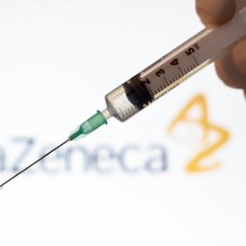 Británie jako první země na světě schválila použití vakcíny proti koronaviru, kterou vyvinula Oxfordská univerzita s farmaceutickou společností AstraZeneca. 
