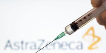 AstraZeneca chrání očkovaného a zabraňuje i přenosu koronaviru na jiné lidi, tvrdí vědci