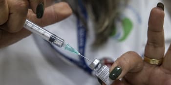 Do ČR dorazilo téměř 20 tisíc dávek vakcíny, kraje dostaly první dodávky 