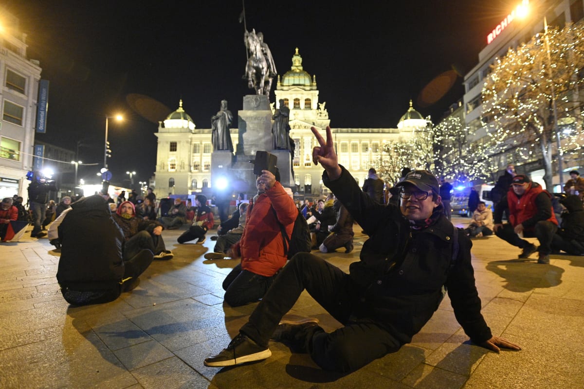 Demonstrace odpůrců vládních opatření a očkování na pražském Václavském náměstí