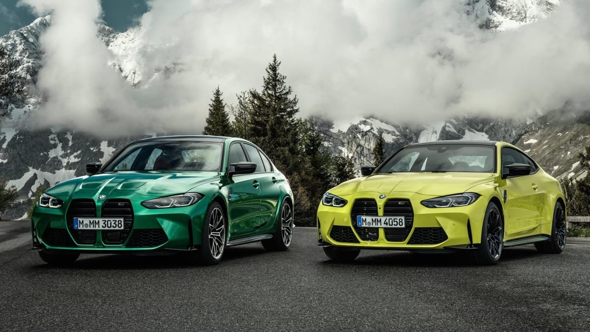Na levé straně vysokovýkonný sedan BMW M3 Competition, vpravo pak kupé M4 Competition