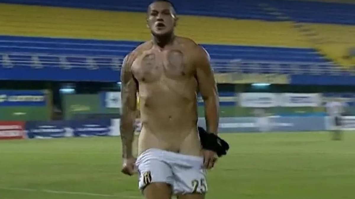 Hráč paraguayského celku Guaraní Raúl Bobadilla se prezentoval vstutku netradiční oslavou gólu.