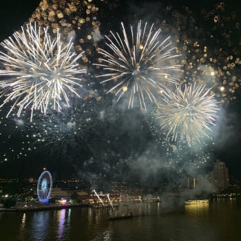 Také oslavy v thajském Bangkoku doprovázel ohňostroj.