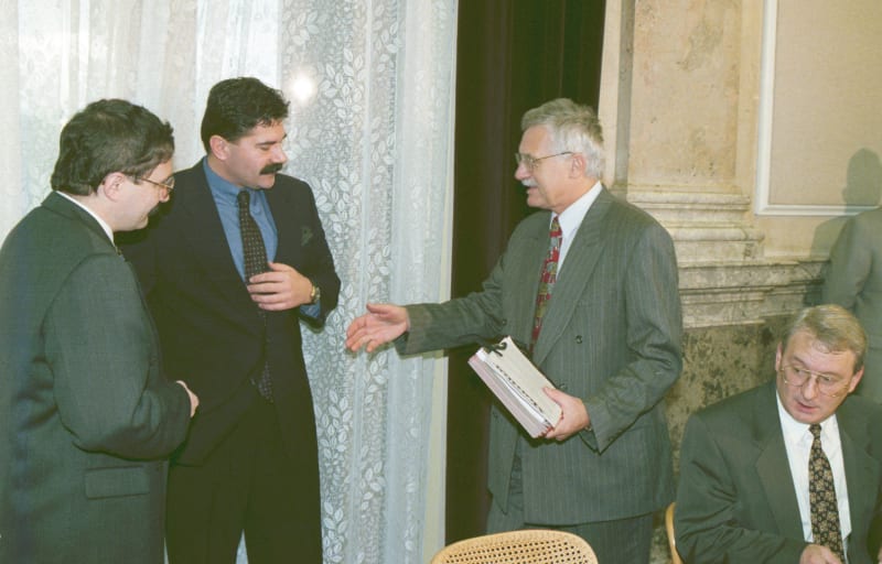 Předsedové koaličních stran vlády Václava Klause, zleva Josef Lux, Jan Kalvoda a Václav Klaus. Vpravo sedí tehdejší ministr financí Ivan Kočárník.