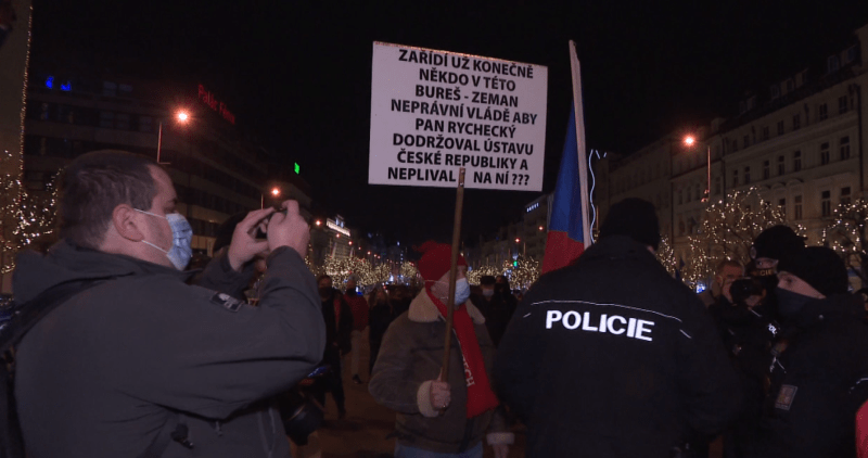 Demonstrace odpůrců opatření a vakcinace na Václavském náměstí