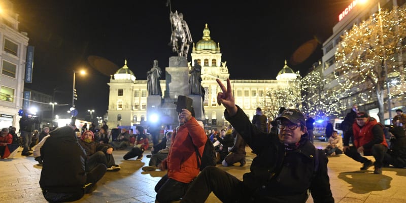 Demonstrace odpůrců vládních opatření a očkování na pražském Václavském náměstí