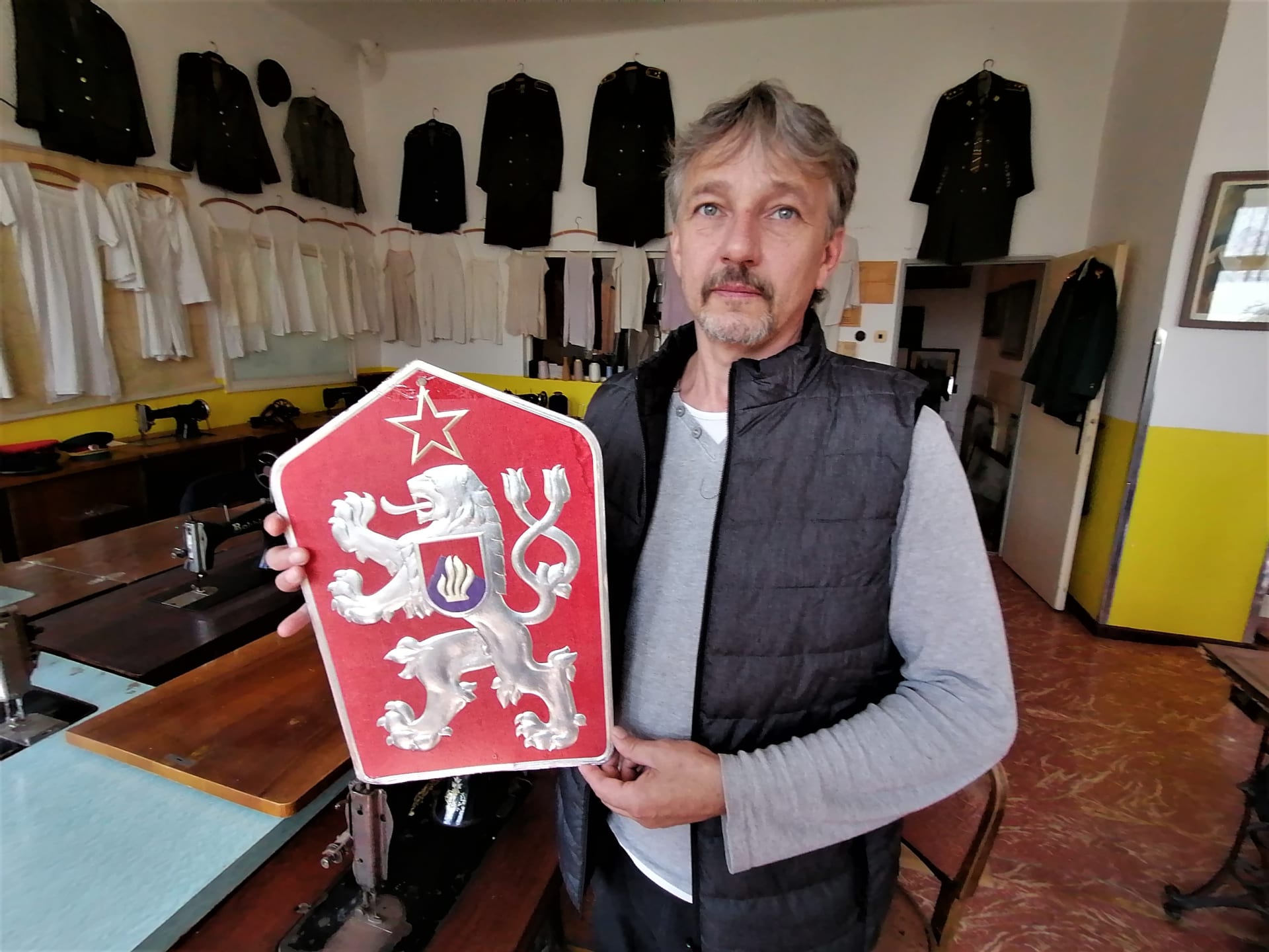 Muzejník Tomáš Sulek ukazuje československý státní znak, který se používal do roku 1990.