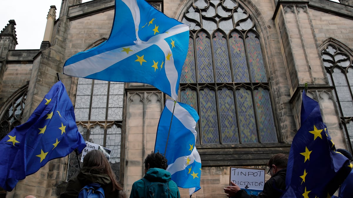 Skotští příznivci Evropské unie s vlajkami své země doplněnými o hvězdy EU