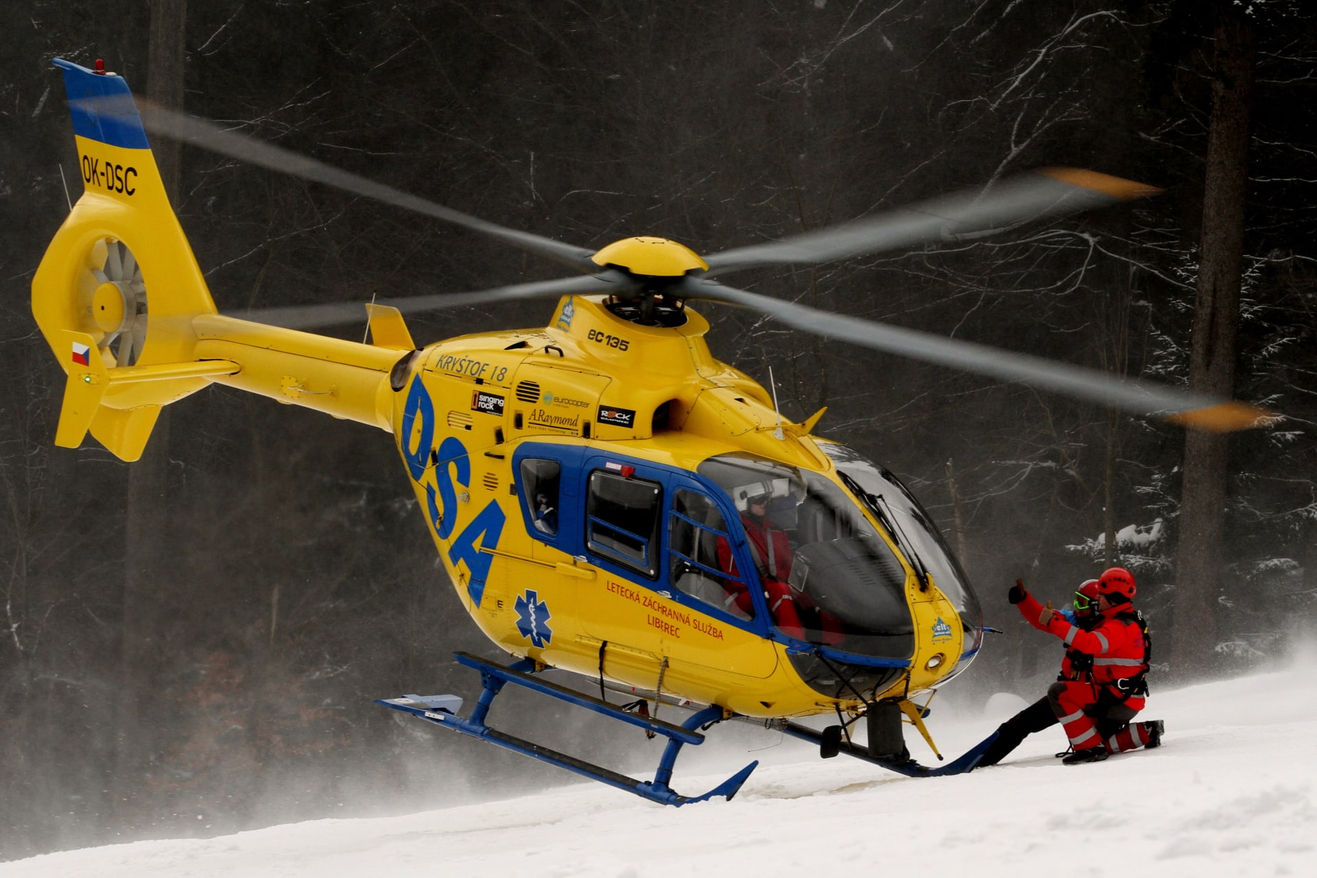 Pro vážně zraněného muže letěl záchranářský vrtulník (ilustrační foto).