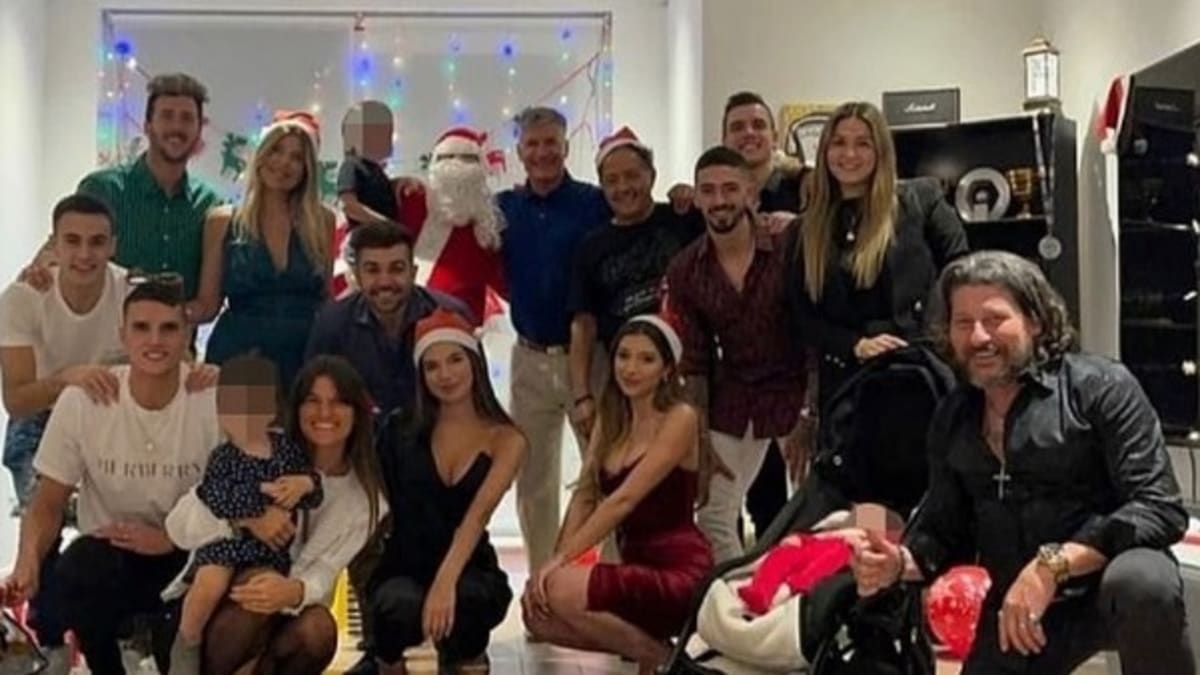 Na vánoční sešlost u hráče Tottenhamu Giovaniho Lo Celsa (nahoře druhý zprava) dorazili další tři hráči anglické Premier League se svými rodinami.