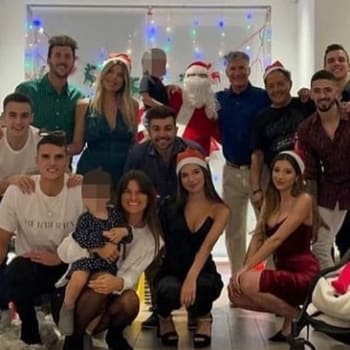 Na vánoční sešlost u hráče Tottenhamu Giovaniho Lo Celsa (nahoře druhý zprava) dorazili další tři hráči anglické Premier League se svými rodinami