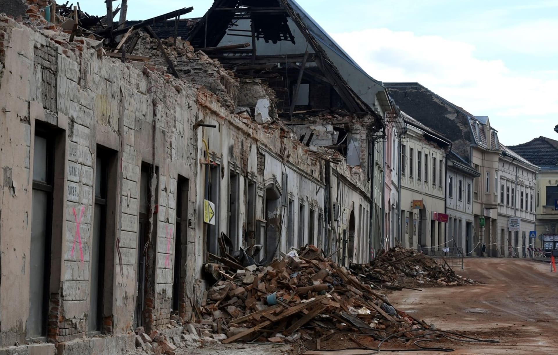 Město Petrinja bude potřeba po ničivém zemětřesení takřka kompletně srovnat se zemí.