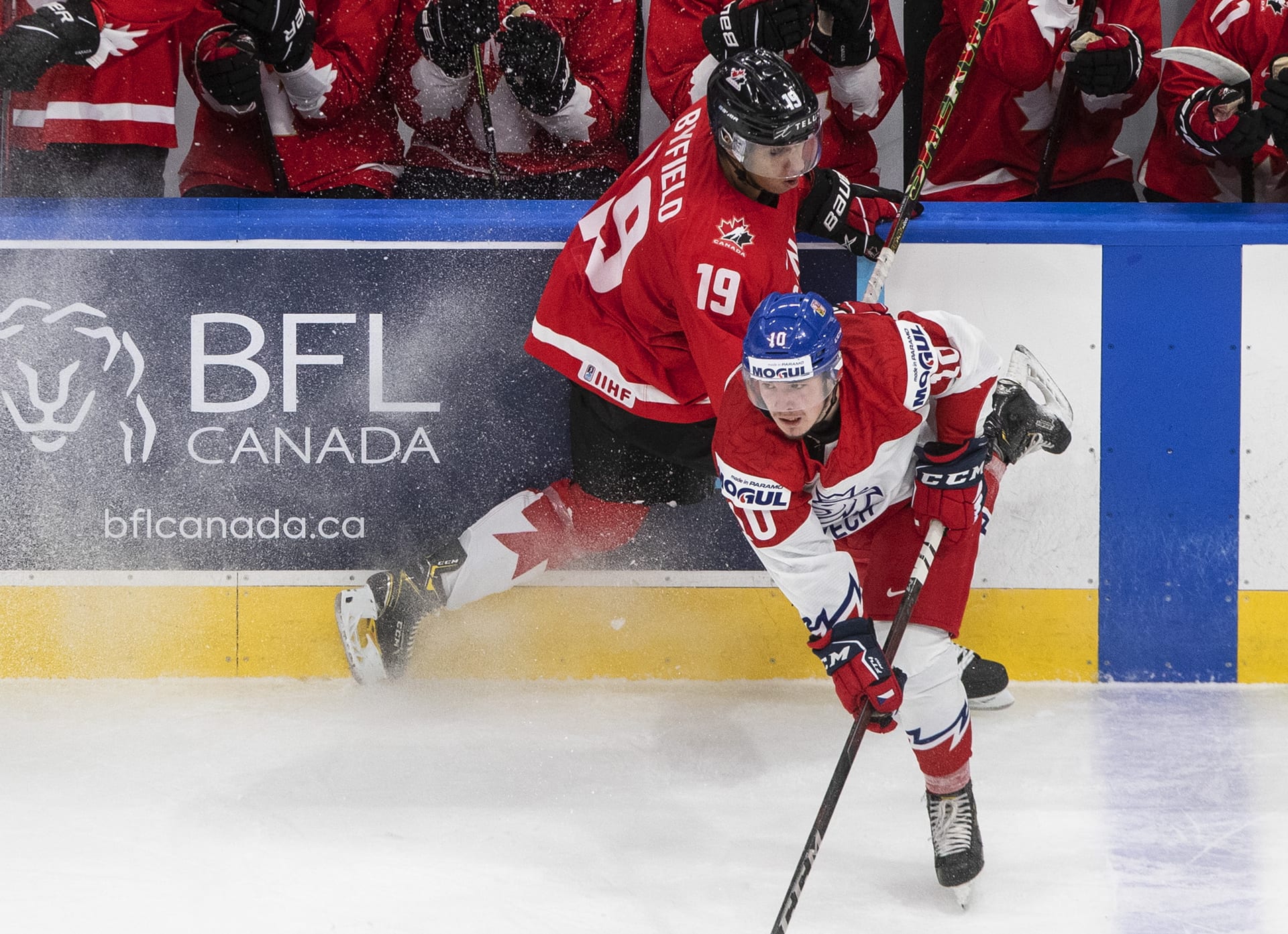 Čeští hokejisté prohráli ve čtvrtfinále juniorského mistrovství světa v Edmontonu s Kanadou 0:3 a turnaj pro ně končí.