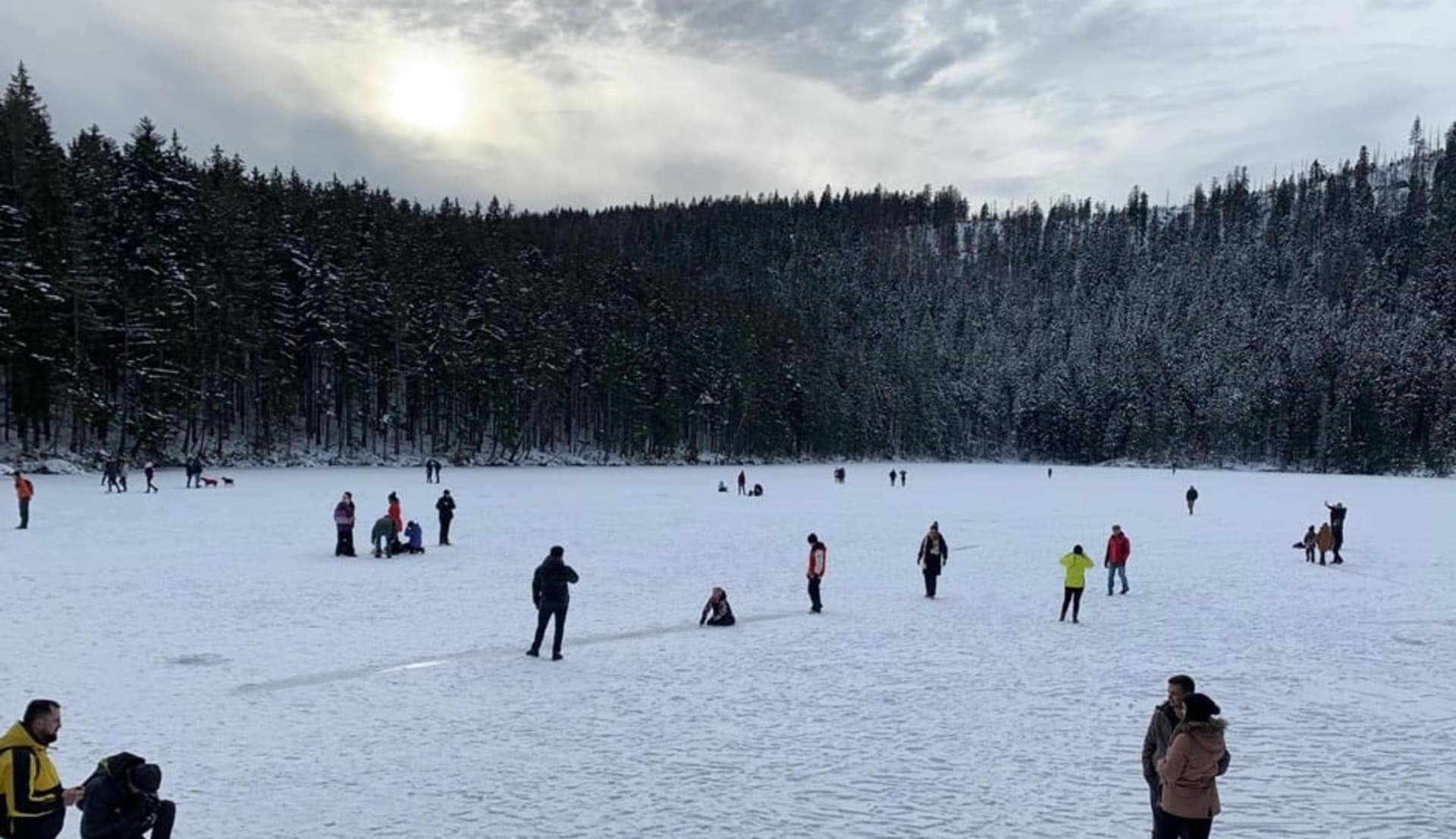 Ze zamrzlého Čertova jezera na Šumavě si turisté udělali kluziště. Správa národního parku upozorňuje na to, že vstup na plochu je zakázaný.