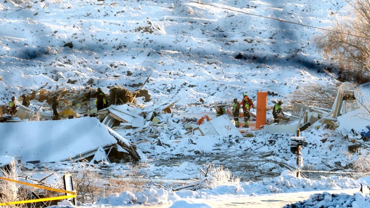 Obří sesuv půdy v norské vesnici Ask si vyžádal minimálně šest obětí.