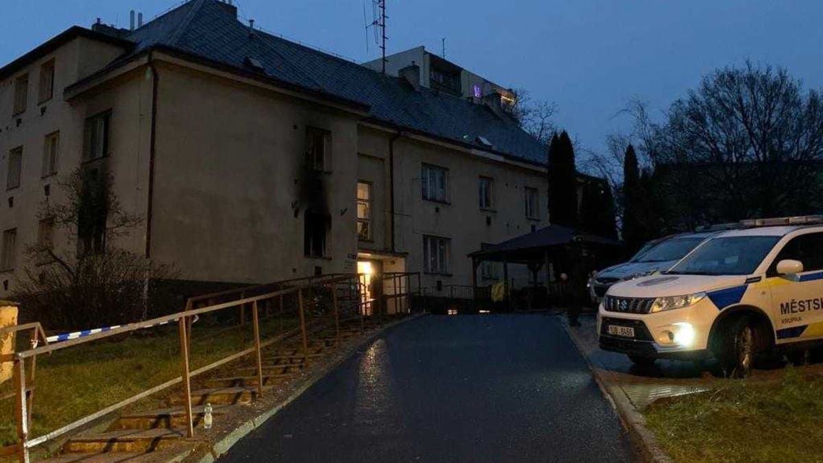 Při požáru v domově důchodců v Krupce zemřel jeden člověk