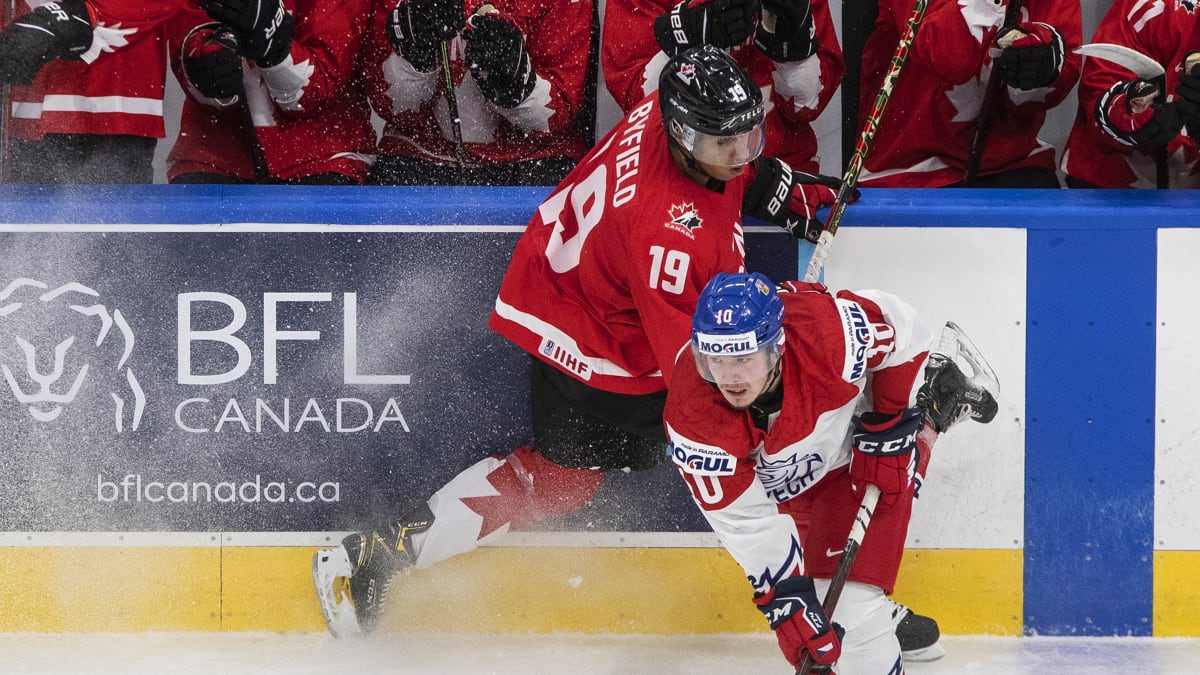 Čeští hokejisté prohráli ve čtvrtfinále juniorského mistrovství světa v Edmontonu s Kanadou 0:3 a turnaj pro ně končí.
