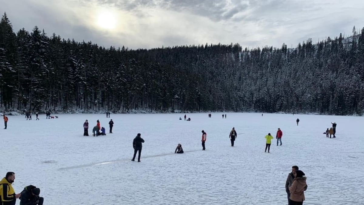 Ze zamrzlého Čertova jezera na Šumavě si turisté udělali kluziště. Správa národního parku upozorňuje na to, že vstup na plochu je zakázaný.