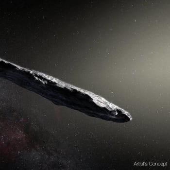  Umělecký koncept mezihvězdného asteroidu 1I/2017 U1 („Oumuamua“), který prolétl sluneční soustavou po objevu v říjnu 2017.