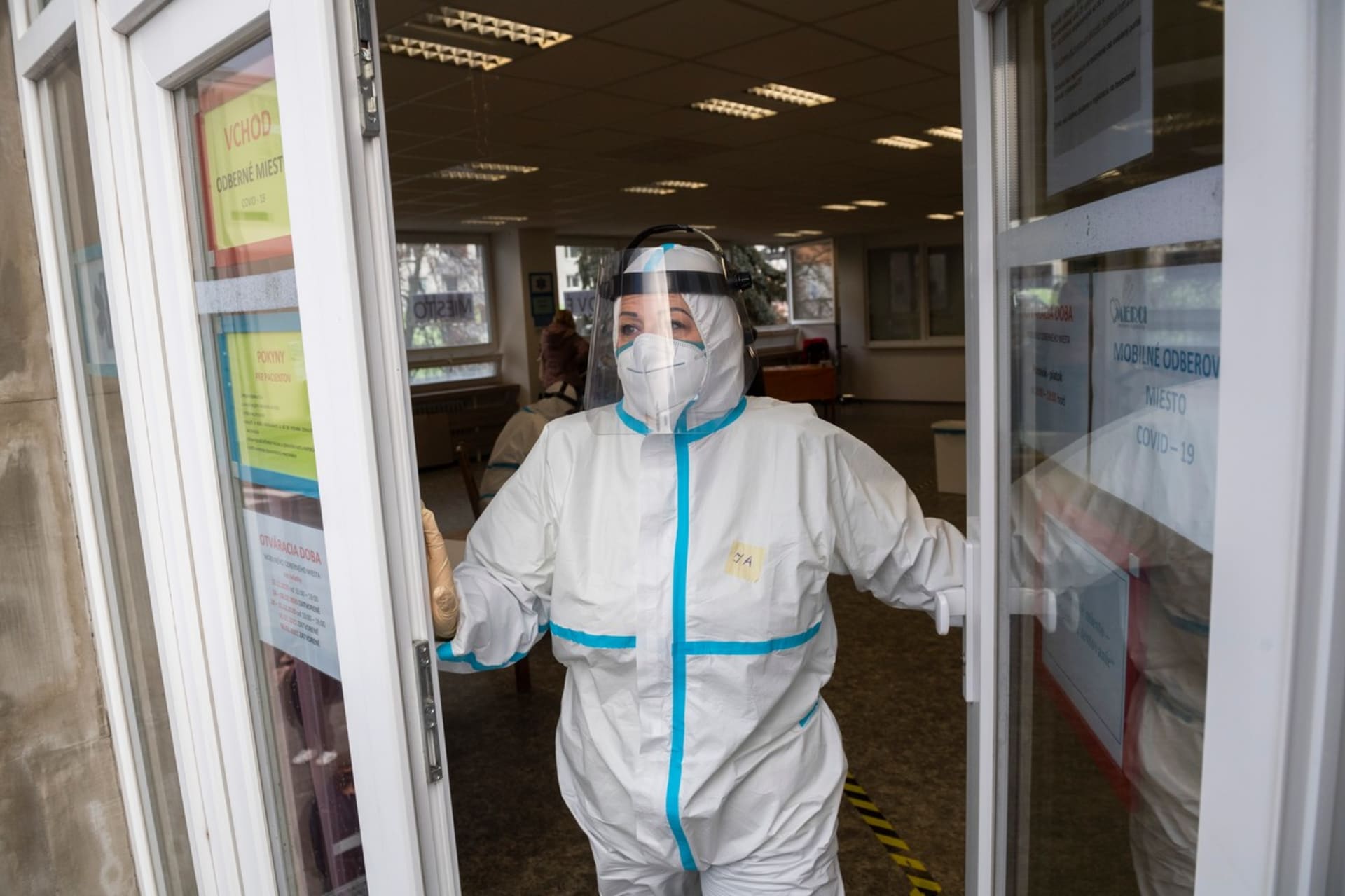 V pětimilionovém Slovensku za neděli podle úřadů přibylo rekordních 204 úmrtí na koronavirus.
