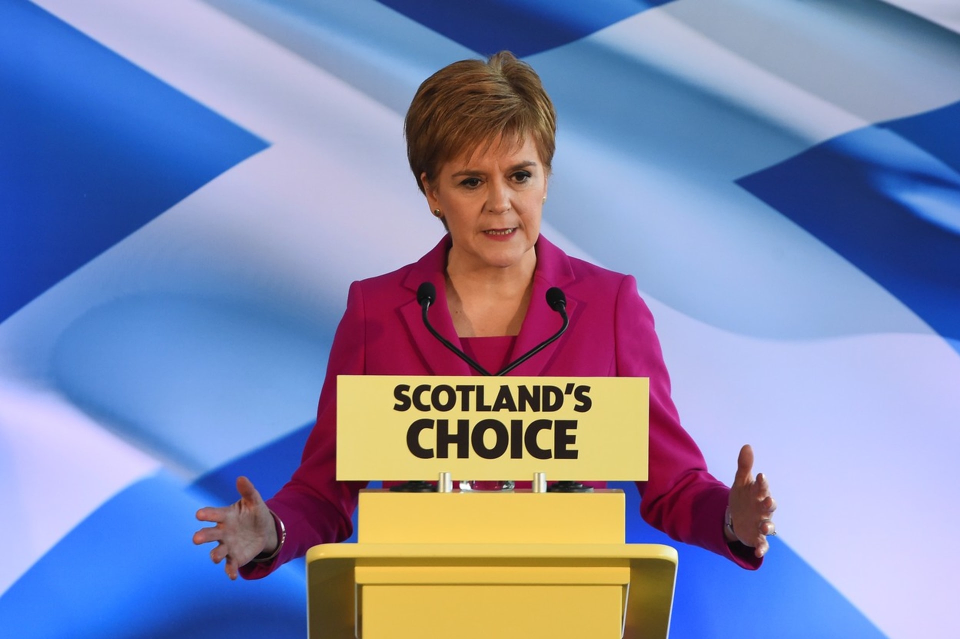 Skotská premiérka Nicola Sturgeonová oznámila, že země půjde do tvrdého lockdownu. Nárůst počtu infikovaných ji děsí mnohem více než v březnu.