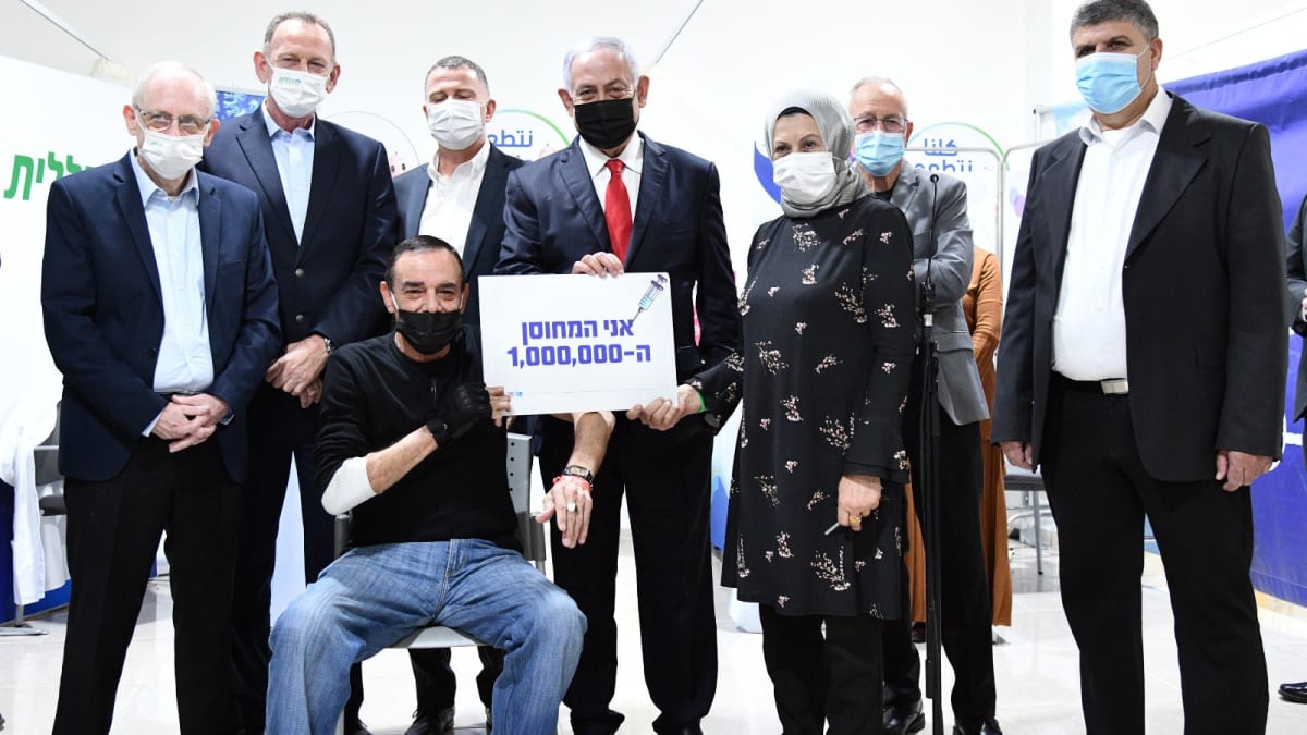Premiér Izraele Benjamin Netanjahu na fotce s miliontým očkovaným proti COVID-19 v zemi 