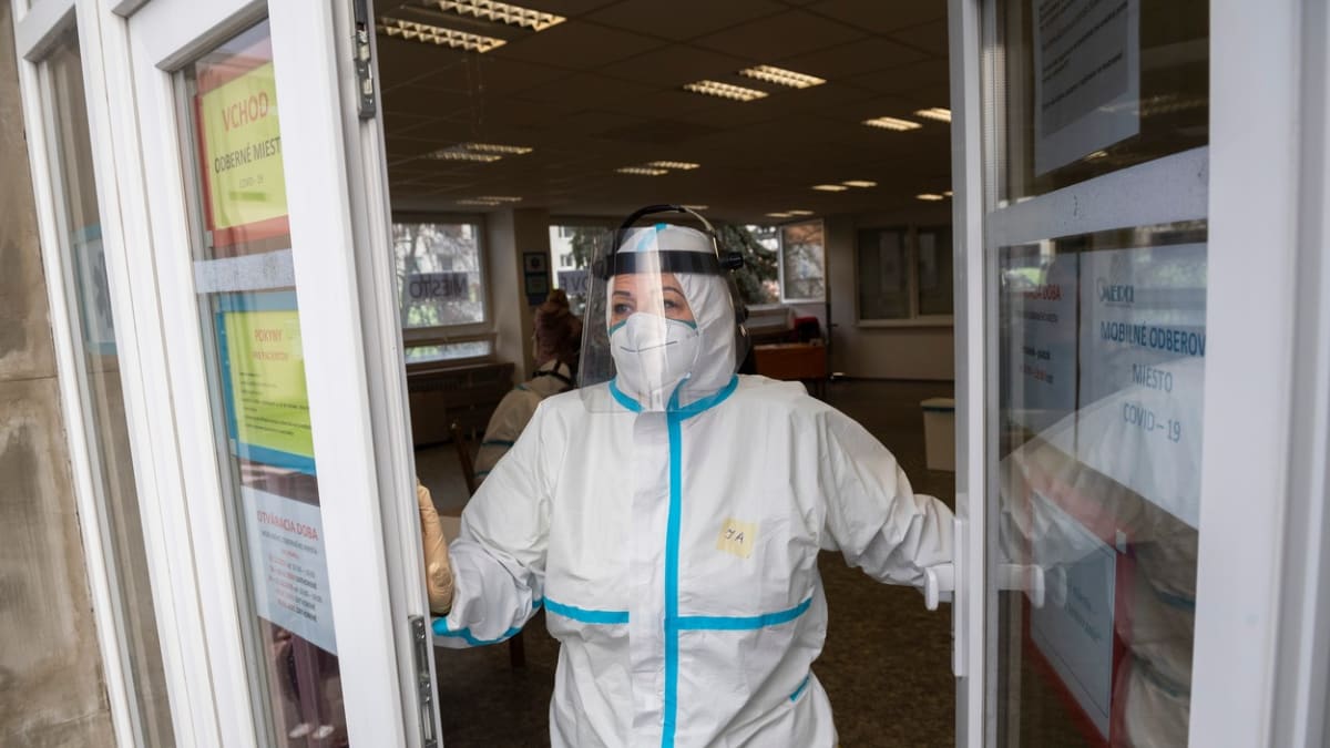 V pětimilionovém Slovensku za neděli podle úřadů přibylo rekordních 204 úmrtí na koronavirus.