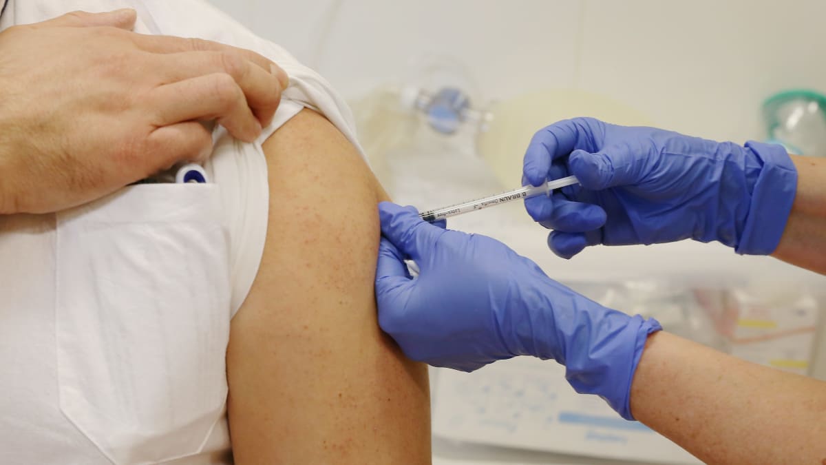 Některé nemocnice ruší termíny pro první kolo očkování.